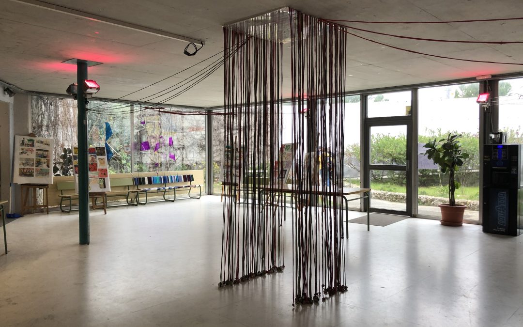 Connexions i desconnexions, la instal·lació de l’alumnat del batxillerat artístic