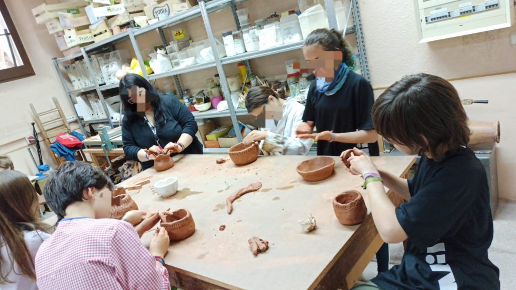 Alumnes de 1r fent el taller a l'Arsenal